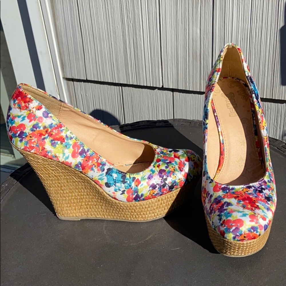 Brash Sz 9 floral print wedge heels summer or vacation multi colored